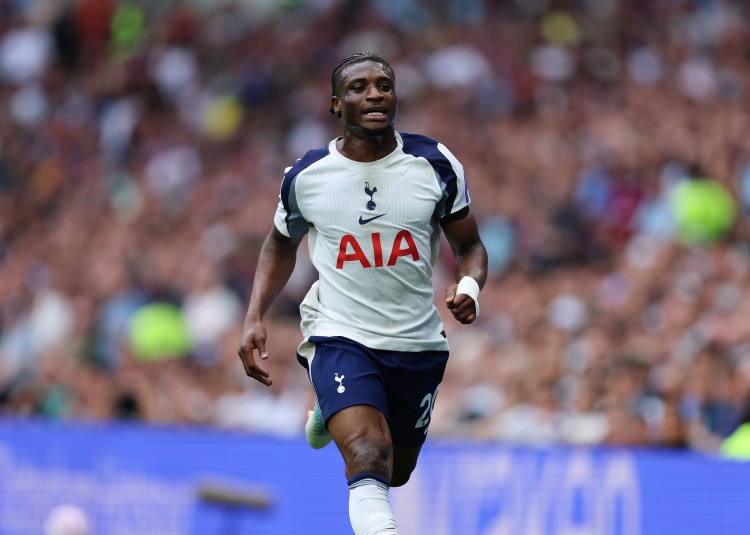 开云注册网址-库杜斯坦言享受边路对决 满意赛季初表现但专注长期征程