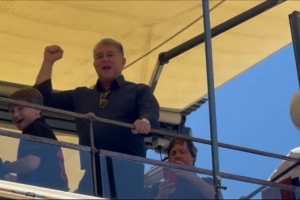 嗨起来！拉波尔塔与巴萨董事共进晚餐，与餐厅外巴萨球迷激情互动